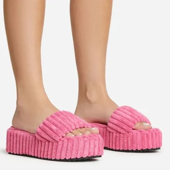 As mulheres da Nova 2023 Marca de Luxo de Verão Tamanho Grande Grossas Solas de Pelúcia Moda Dedo do pé Aberto em Casa de Chinelos Zapatos De Mujer Cunhas