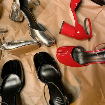 Criativo Dividir Toe Sapatos de Thich Médio Calcanhar de Couro de Patente de Couro Sandálias Sapatos para as Mulheres, Senhoras
